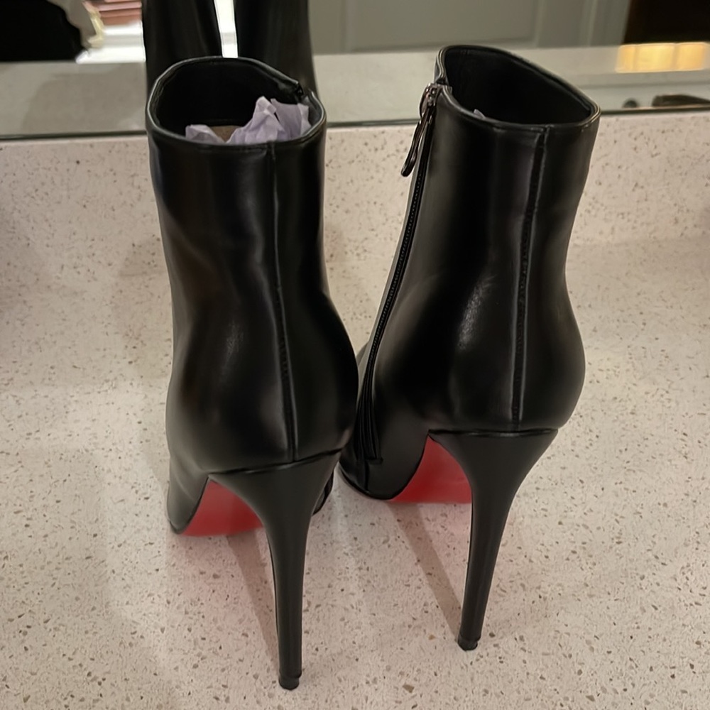 Vocosi ankle boots closed pointed toe brand brand new boots size 9